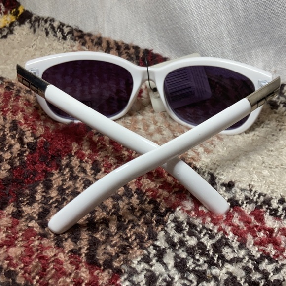 NWT DG White Framed Ladies Sunglasses - Picture 4 of 14